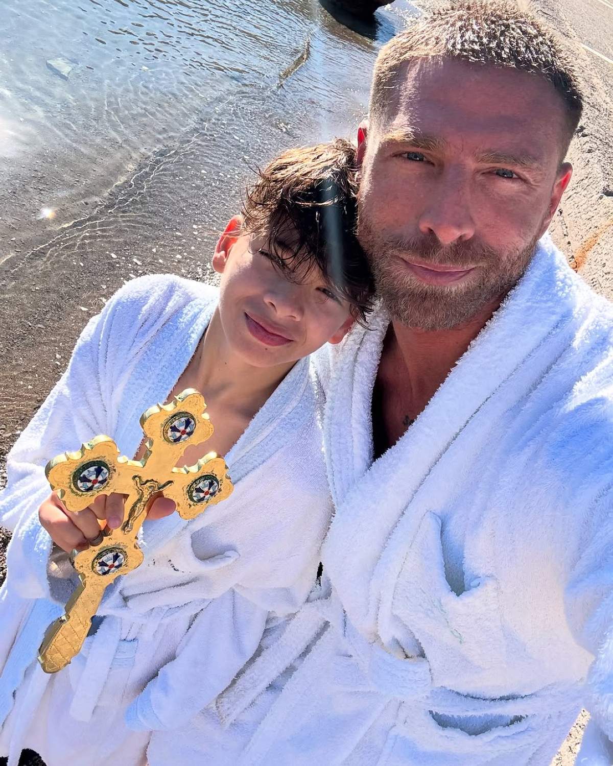 Ο Γιώργος Μανίκας και ο γιος του με τον Τίμιο Σταυρό στα χέρια