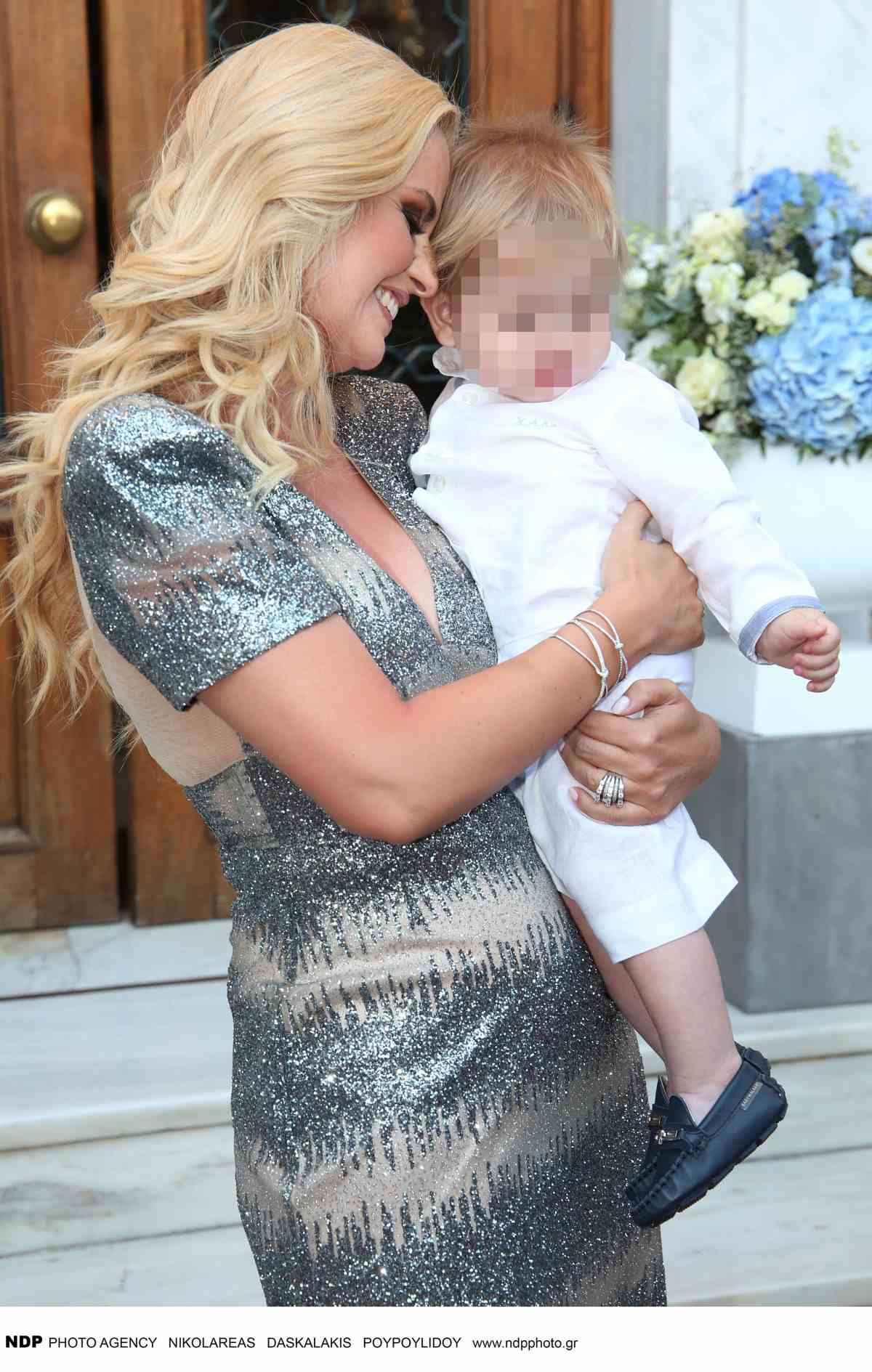 Η Μαρία Αραμπατζή με τον γιο της.