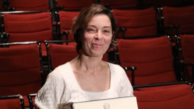 Η Μαρία πρωτόπαππα αγκαλιά με το βραβείο της