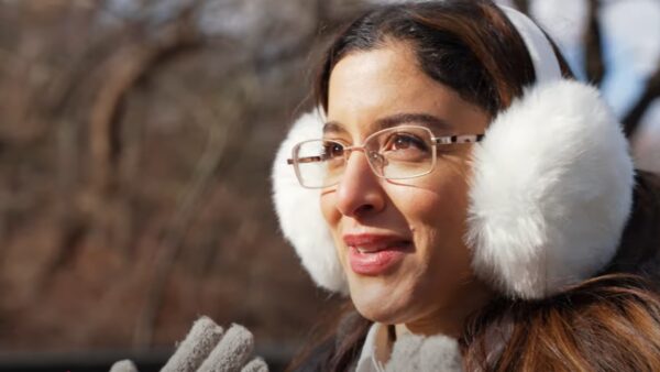 Η Μαρίνα Σάττι με γυαλιά μυωπίας
