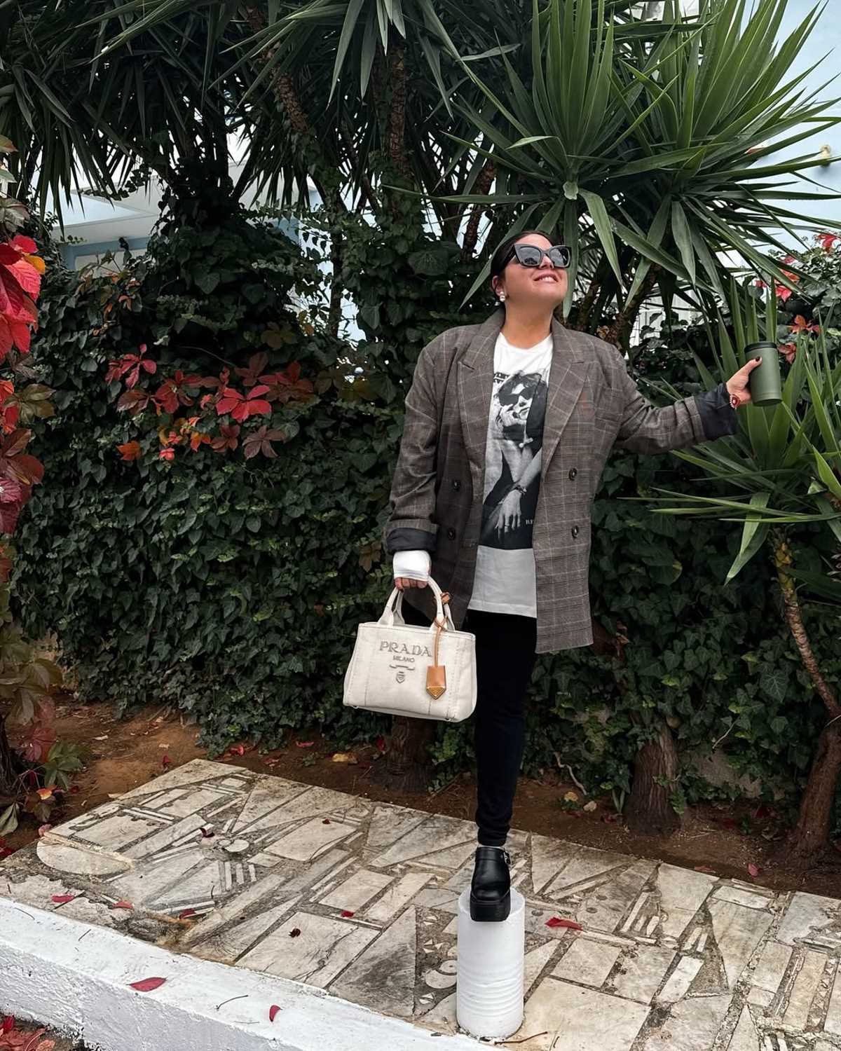 H Δανάη Μπάρκα ποζάρει σε κήπο