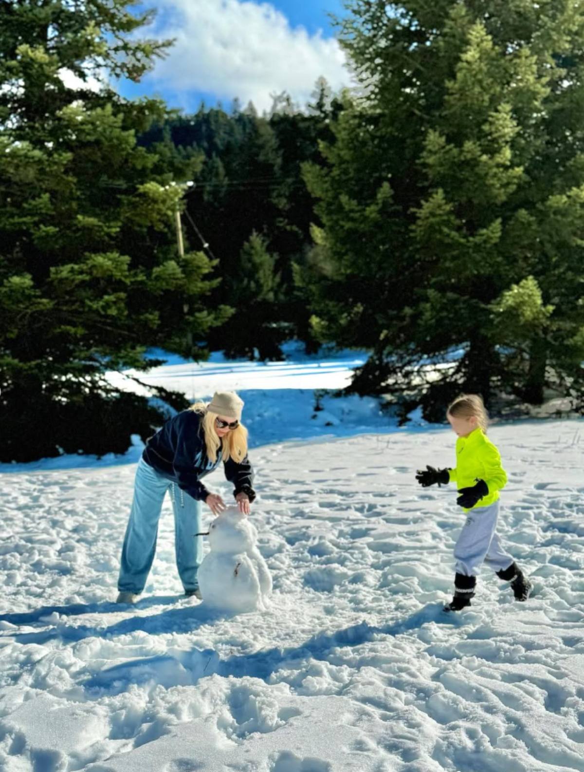 Η Ελένη Μενεγάκη στα χιόνια στην Αράχωβα με την μικρή Μαρίνα