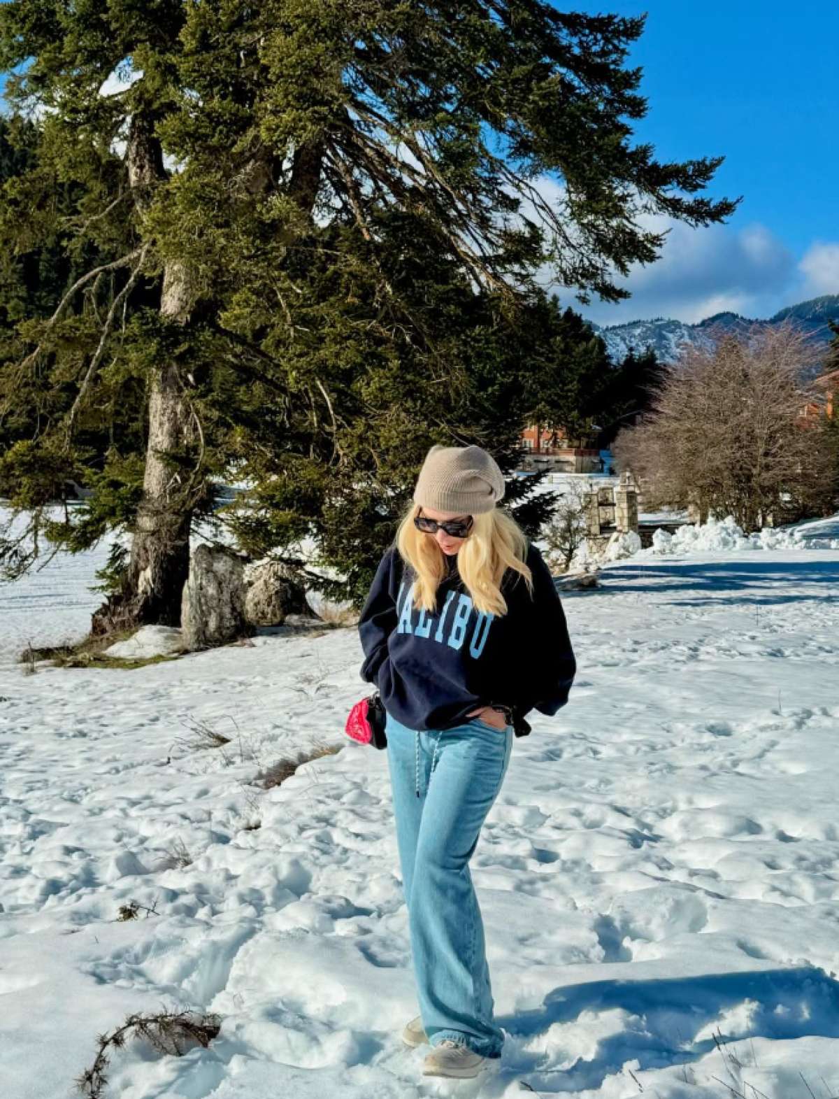 Η Ελένη Μενεγάκη στα χιόνια στην Αράχωβα