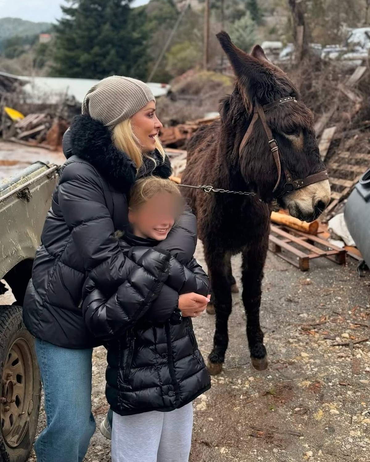 Ελένη Μενεγάκη και Μαρίνα Παντζοπούλου στη φύση