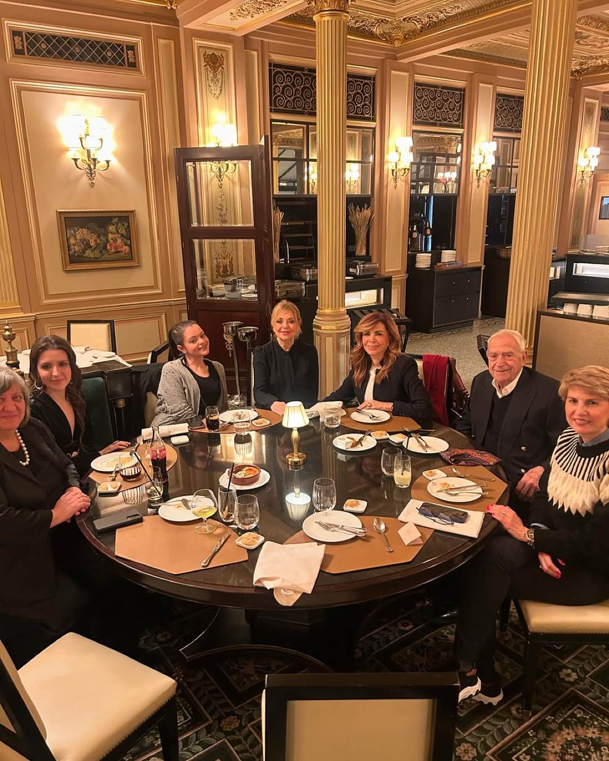 Ταξίδι της Μιμής Ντενίση στο Παρίσι