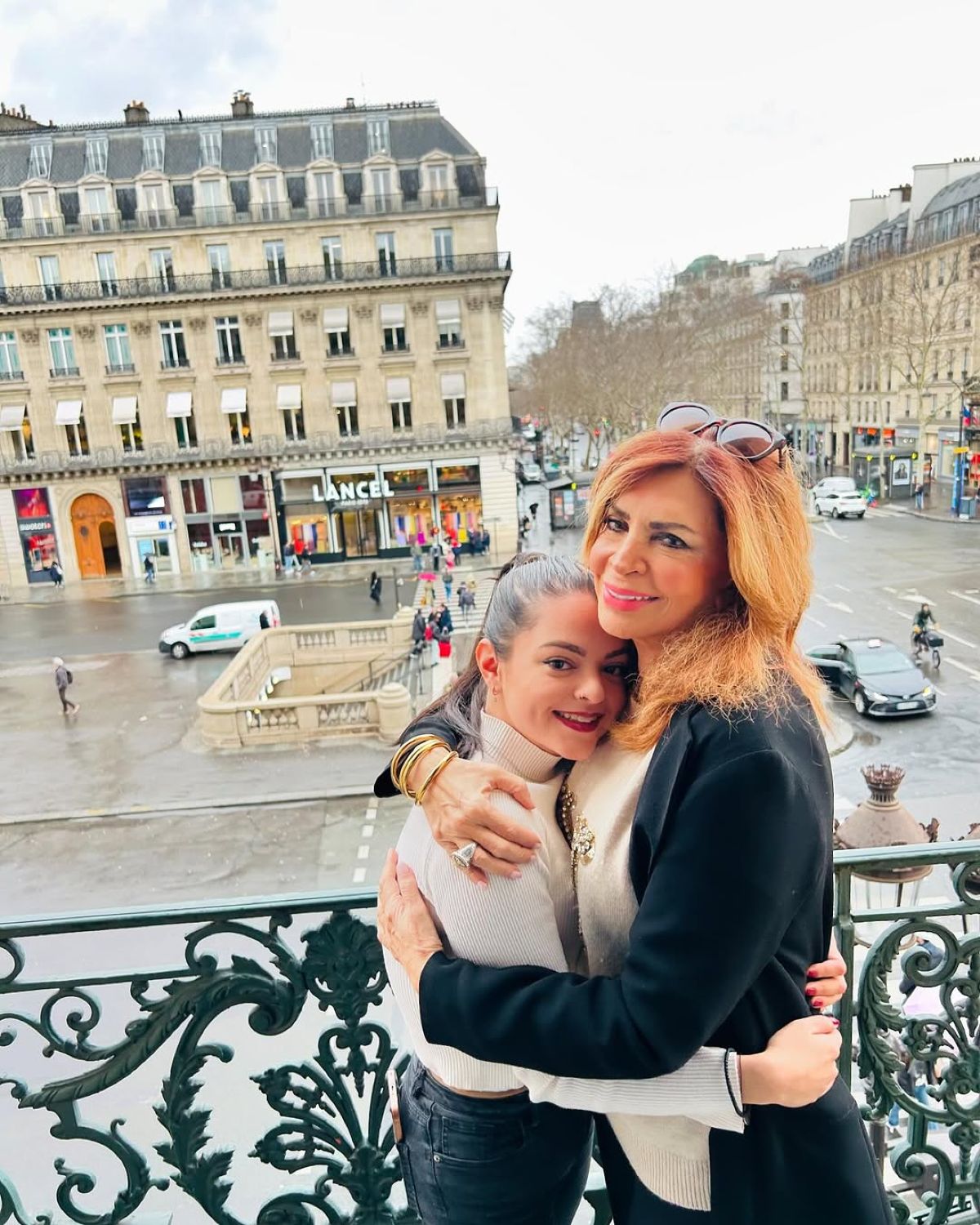 Ταξίδι της Μιμής Ντενίση στο Παρίσι