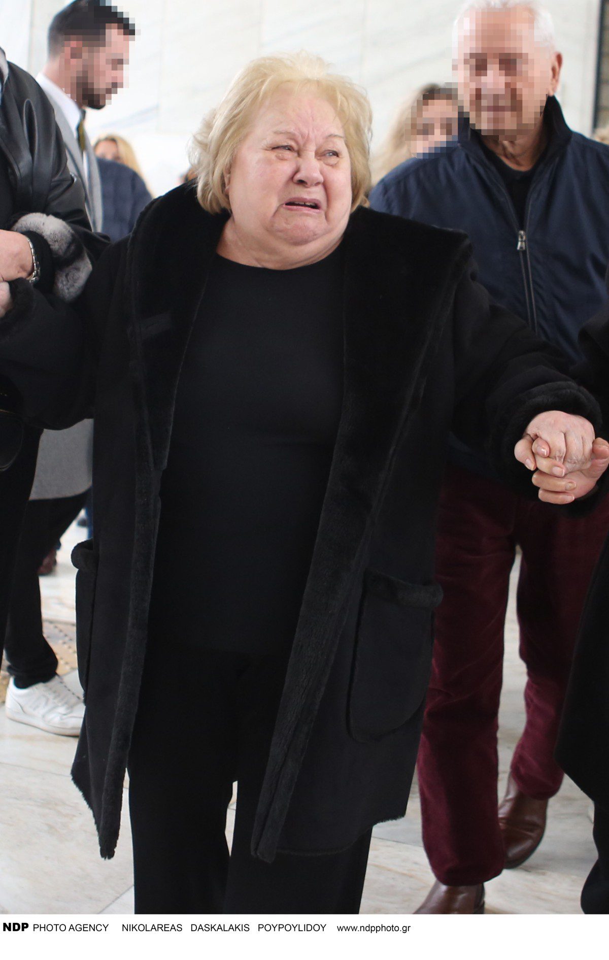 Κηδεία Ιάσονα Τριανταφυλλίδη: Οι πρώτες εικόνες από το νεκροταφείο - Τραγική φιγούρα η μητέρα του