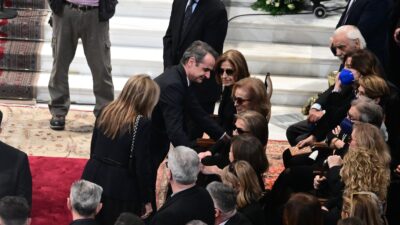 Ο Κυριάκος Μητσοτάκης και η σύζυγός του στην κηδεία του Κώστα Σημίτη