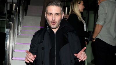 Ο Μιχάλης Χατζηγιάννης σε βραδινή έξοδο.