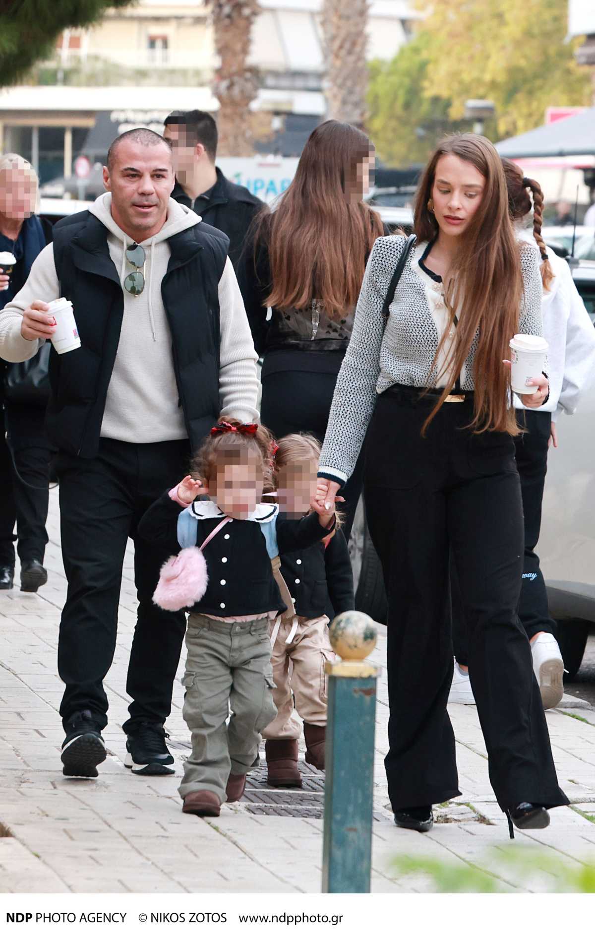Ο Μιχάλης Ζαμπίδης και η Μαρία Καρολίνα στο κέντρο της Αθήνας.