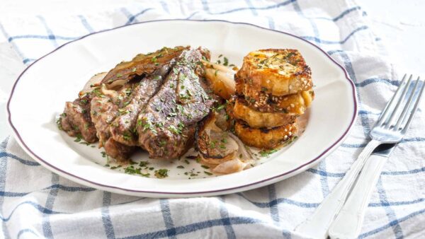 Μοσχάρι με πατάτες σε πιάτο