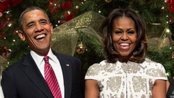 Ο Μπαράκ και η Μισέλ Ομπάμα σε οικογενεικαή φωτογραφία