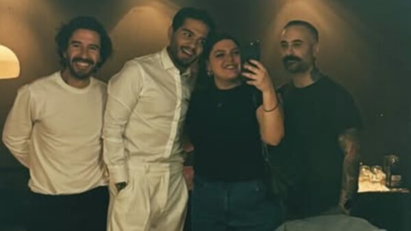 Η φωτογραφία που ανέβασε η Δανάη μπάρκα με τον μάστοραα και τις μέλισσες