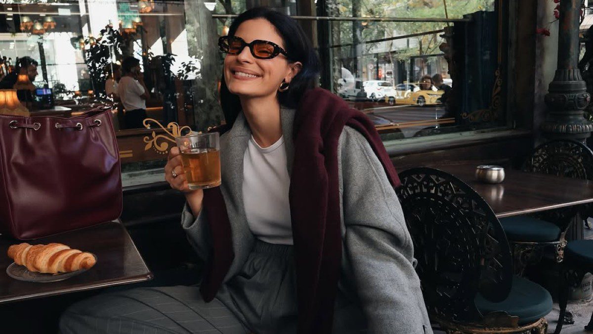 H Χριστίνα Μπόμπα πίνει τσάι σε καφέ