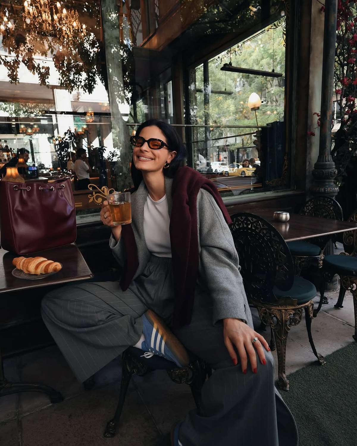 Η Χριστίνα Μπόμπα με γκρι παλτό