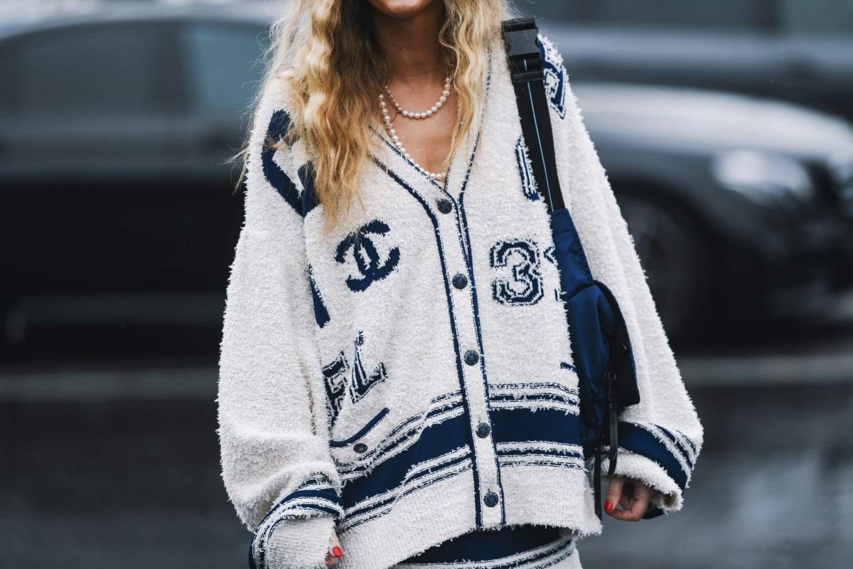 Τσάντα σε μπλε χρώμα κρατάει γυναίκα