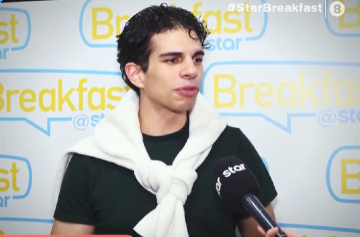 Ο νέστορας μιλάει στην κάμερα