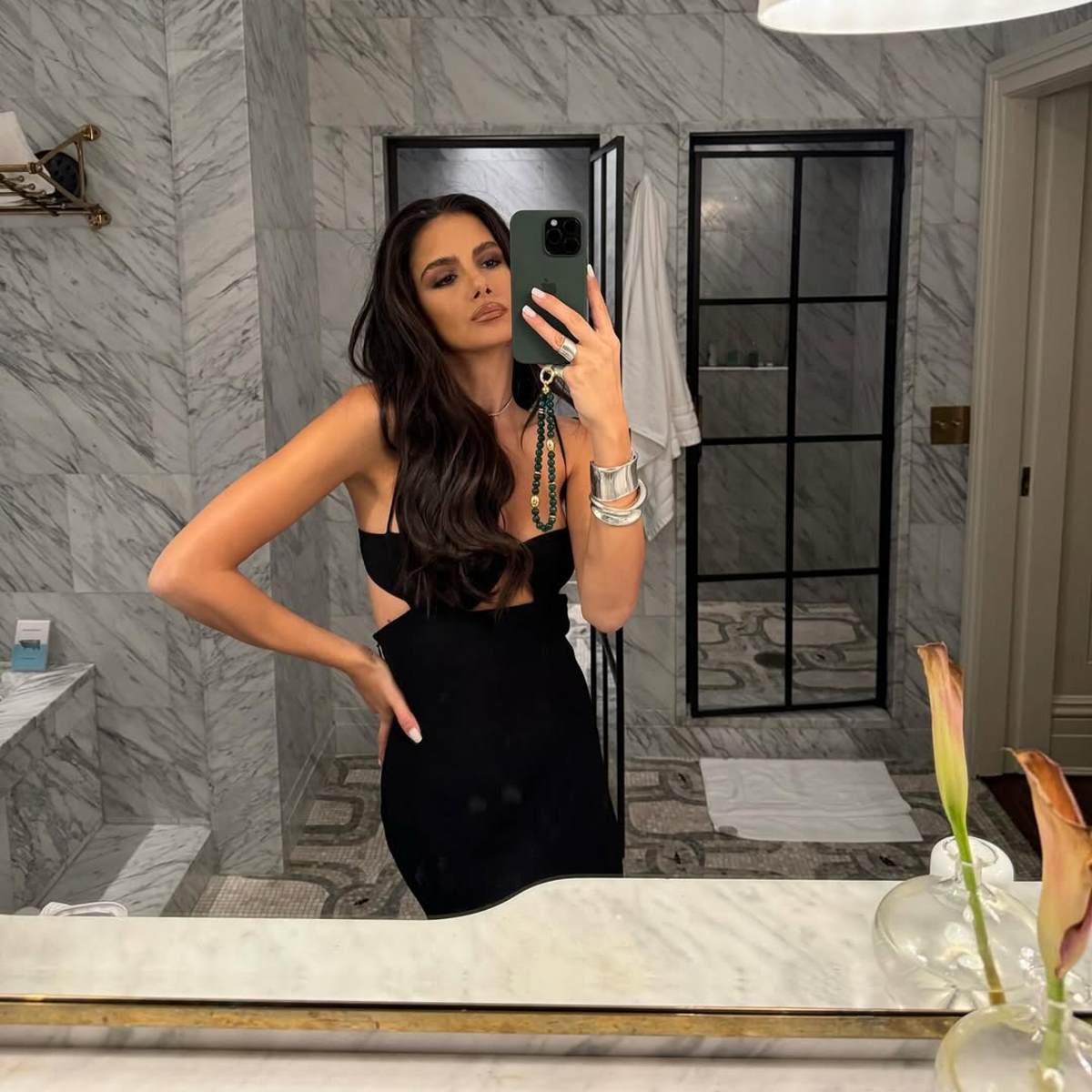 Το αξεσουάρ φόρεσε η Αλεξάνδρα Νίκα με μαύρο φόρεμα