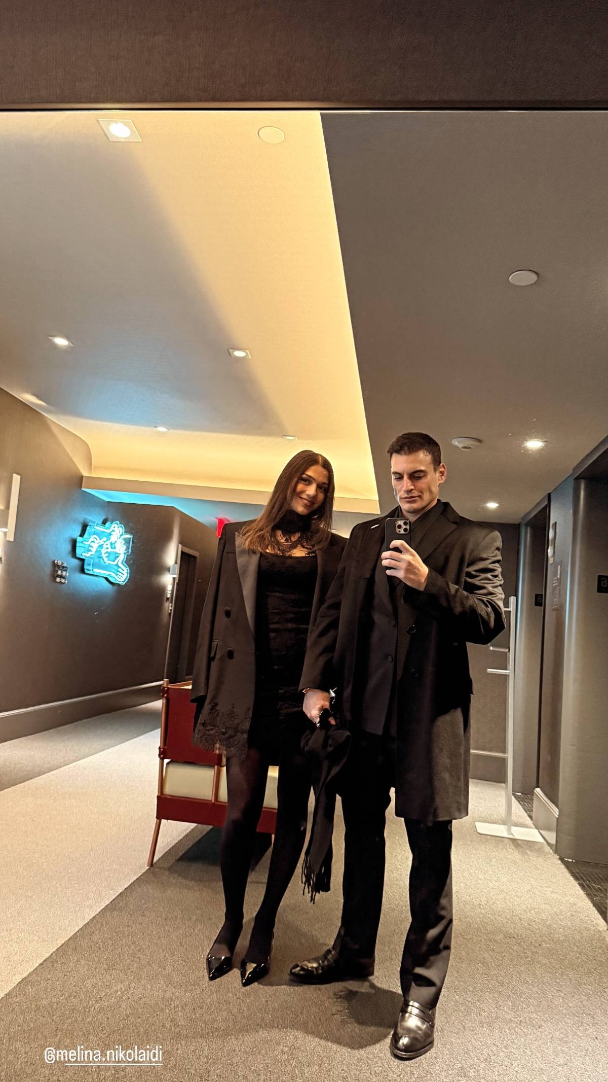 Ο Φιντιρίκος και η Νικολαϊδη φωτογραφίζονται σε καθρέφτη