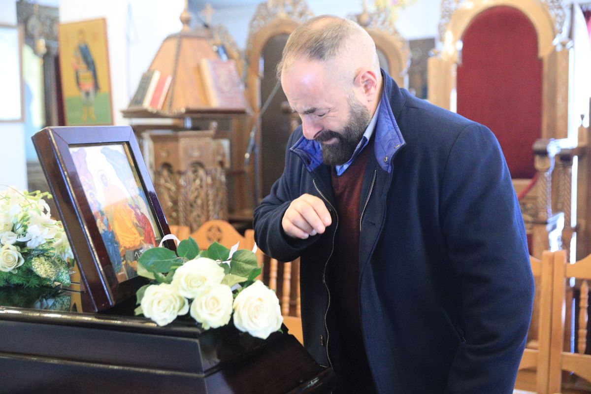 Ο Νίκος Νικόλιζας κλαμμένος στην κηδεία της Καίτης Γκρέυ