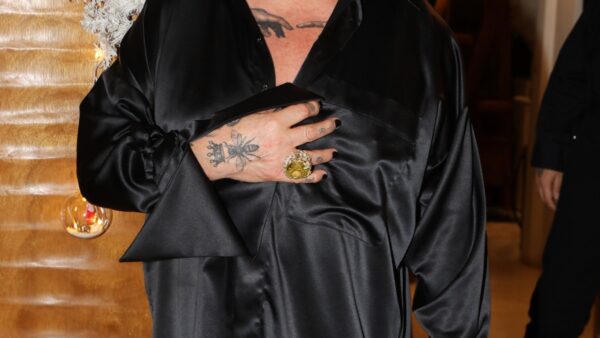 Ο Νίκος Αποστολόπουλος σε βραδινή έξοδό του