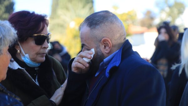 Ο Νίκος Νικόλιζας στην κηδεία της Καίτης Γκρέυ