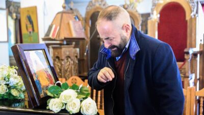 Ο Νίκος Νικόλιζας στην κηδεία της Καίτης Γκρέυ