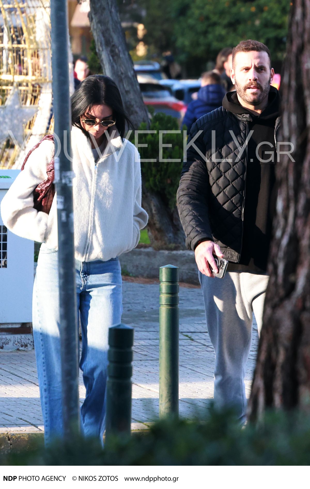 Ο Νίκος Παππάς και η μελαχρινή συνοδός του