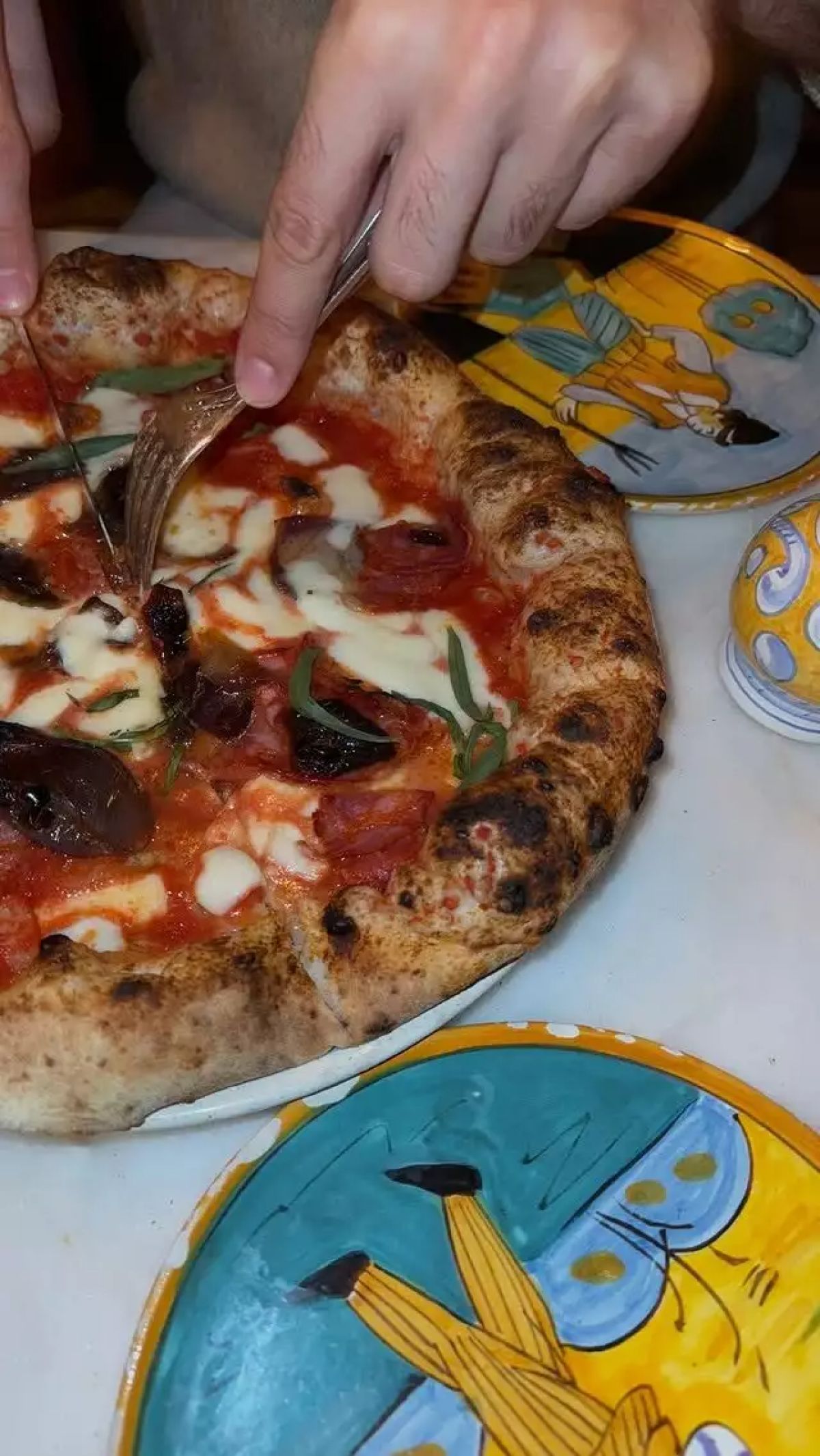 Η Όλγα Ντάλλα στο Παρίσι τρώει πίτσα με τον Νίκο Μπάρτζη