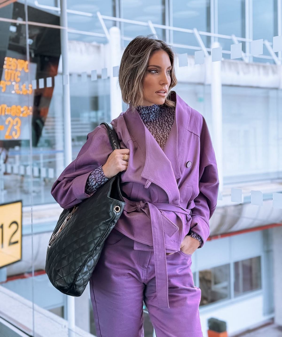 H Αθηνά Οικονομάκου με μοβ σύνολο