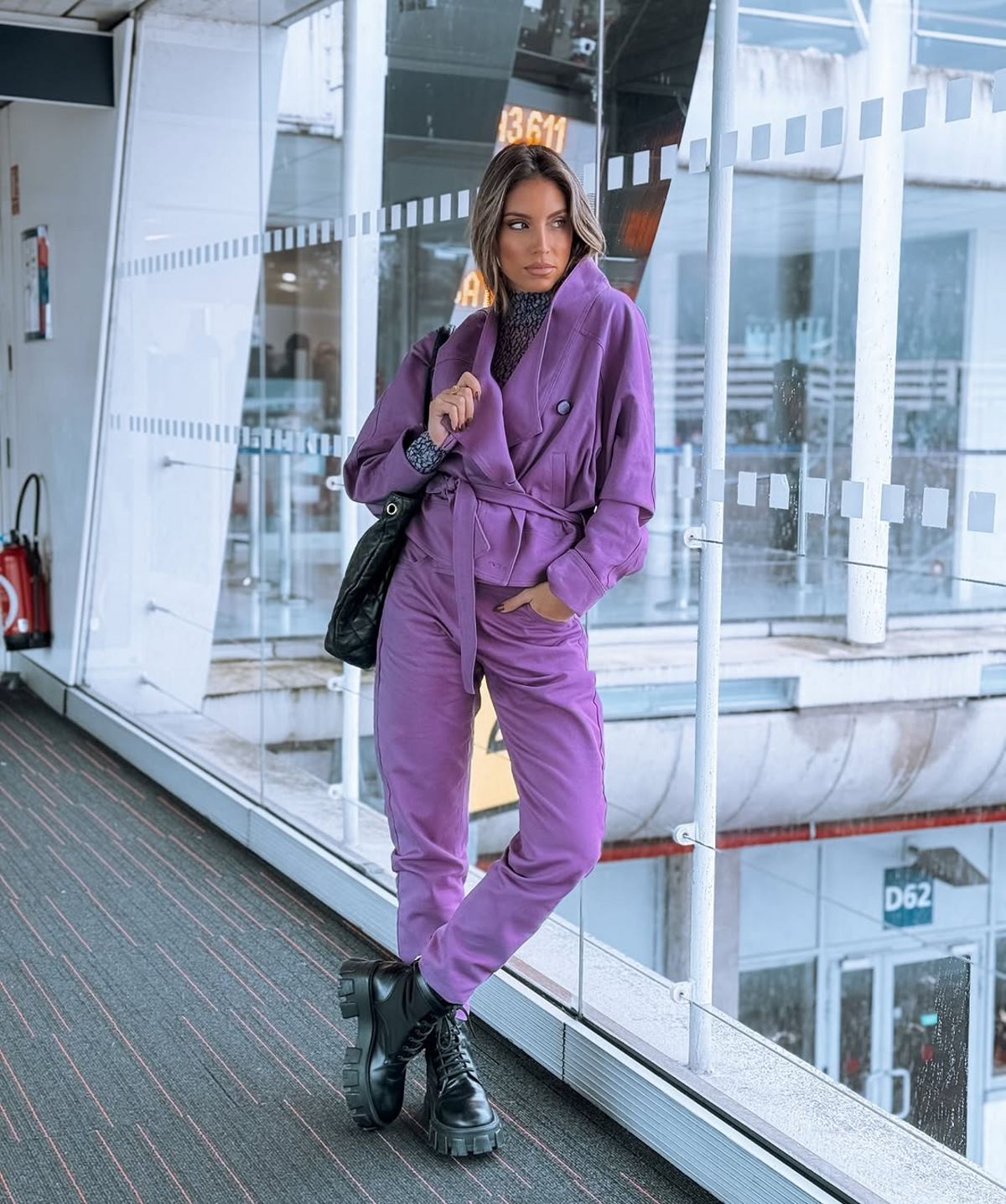 H Αθηνά Οικονομάκου με μοβ σύνολο