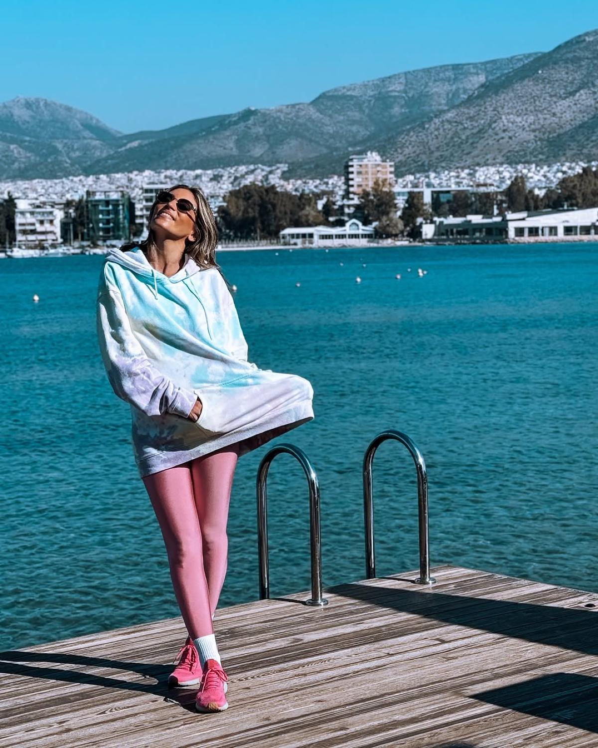 Η Οικονομάκου δίπλα στη θάλασσα