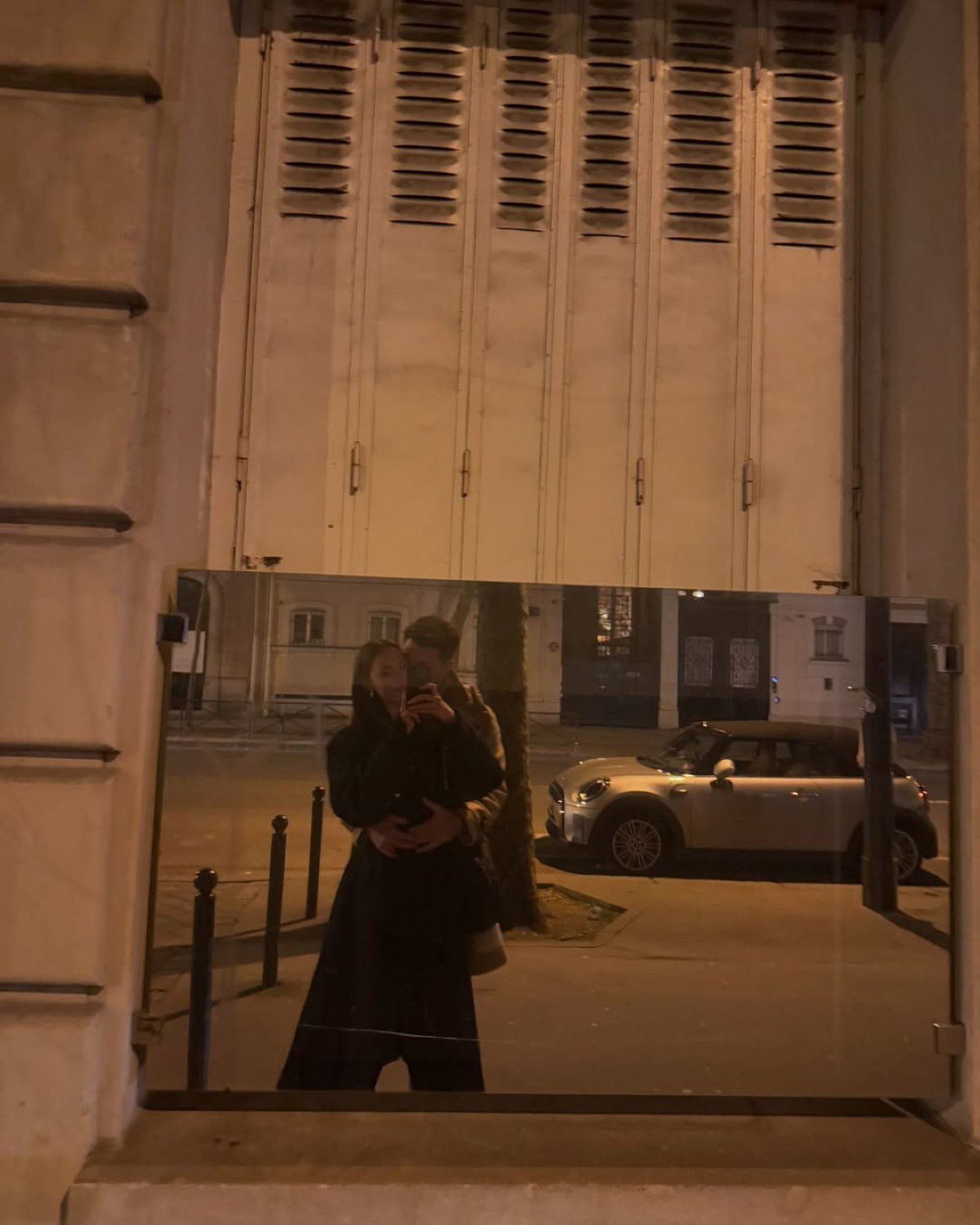 Η Όλγα Ντάλλα και ο Νίκος Μπαρτζής φωτογραφίζονται  σε καθρέφτη