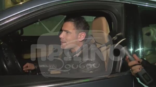 Ο Δημήτρης Ουγγαρέζος στο αυτοκίνητό του
