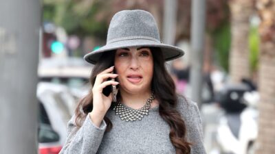 Η Ιωάννα Παλιοσπύρου με καπέλο και το κινητό στο χέρι