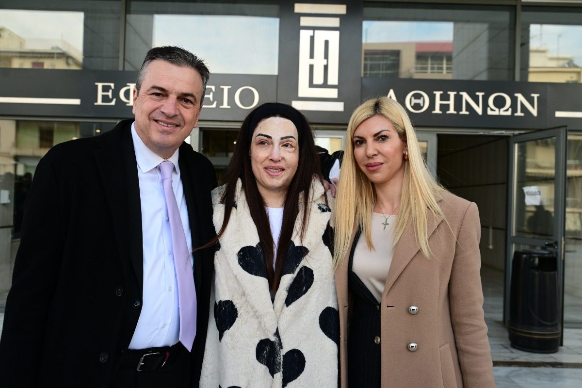 Η Ιωάννα Παλιοσπύρου στο Εφετείο με τους δικηγόρους της