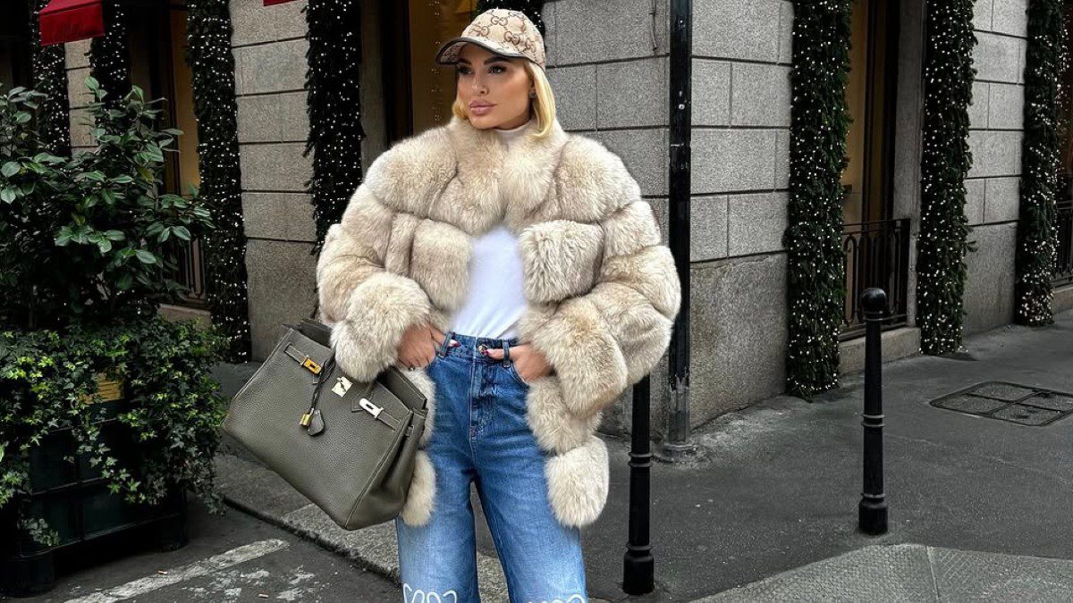 Η Αλεξάνδρα Παναγιώταρου με μπεζ γούνα