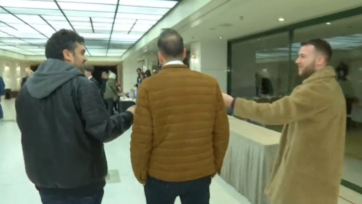 Ο Πάνος Μουζουράκης μπροστά στις κάμερες