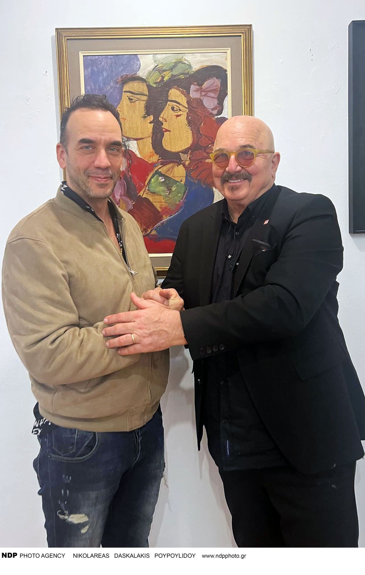 Ο Πάνος Μουζουράκης στην κοπή της πιτάς στο Gallery.