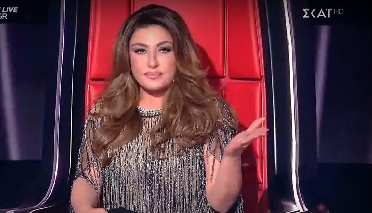 Η Έλενα παπαρίζου συγκινείται 