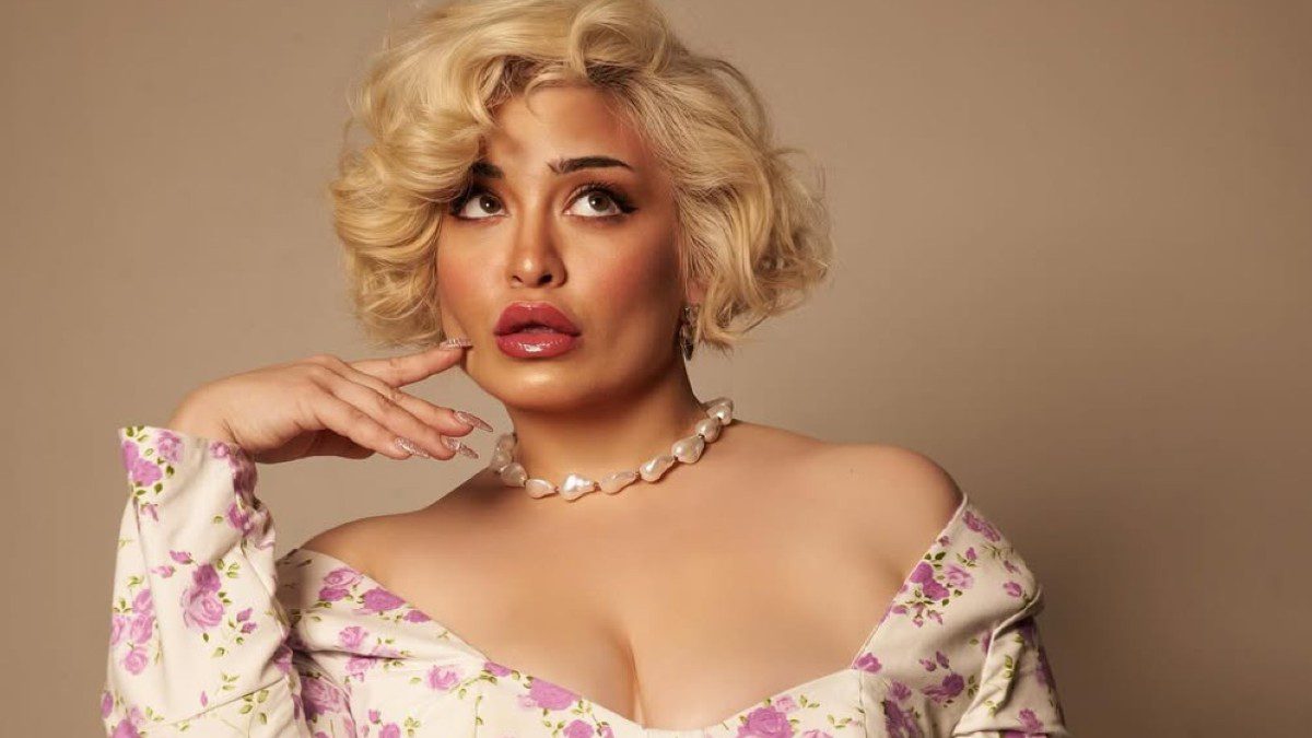 Κατερίνα Πεφτίτση με φλοράλ φόρεμα