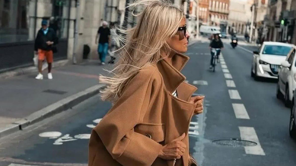 50άρα στο street style με καφέ παλτό