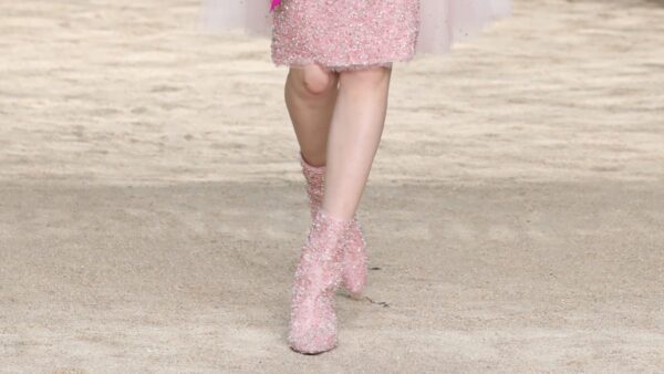 Παπούτσια ροζ στην πασαρέλα Chanel