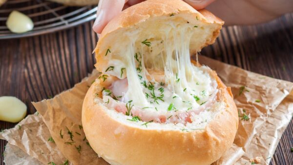 ψωμάκια γεμιστά με μπέικον κι αυγό