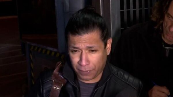 Ο Ρούντι Γιάνγκμπλόντ έξω από το Αστυνομικό Τμήμα.