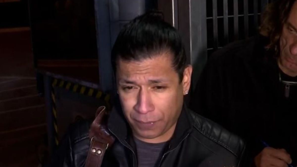 Ο Ρούντι Γιάνγκμπλόντ έξω από το Αστυνομικό Τμήμα.