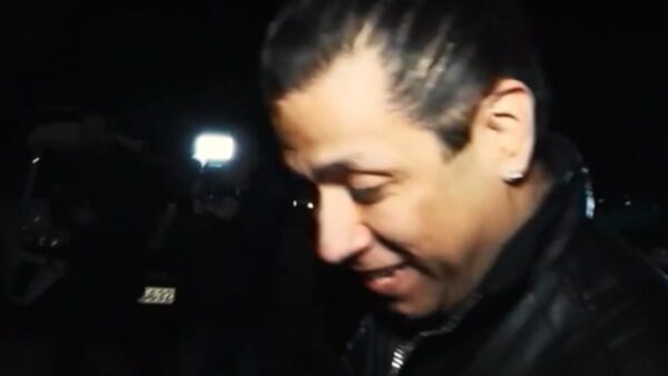 Ο Ρούντι Γιάνγκμπαντ έξω από το Αστυνομικό Τμήμα.