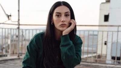 Η Ευγενία Σαμαρά με πράσινο πουλόβερ