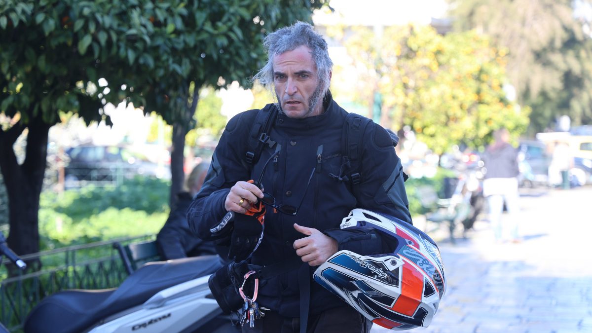 Ο Άρης Σερβετάλης με το κράνος του στα χέρια