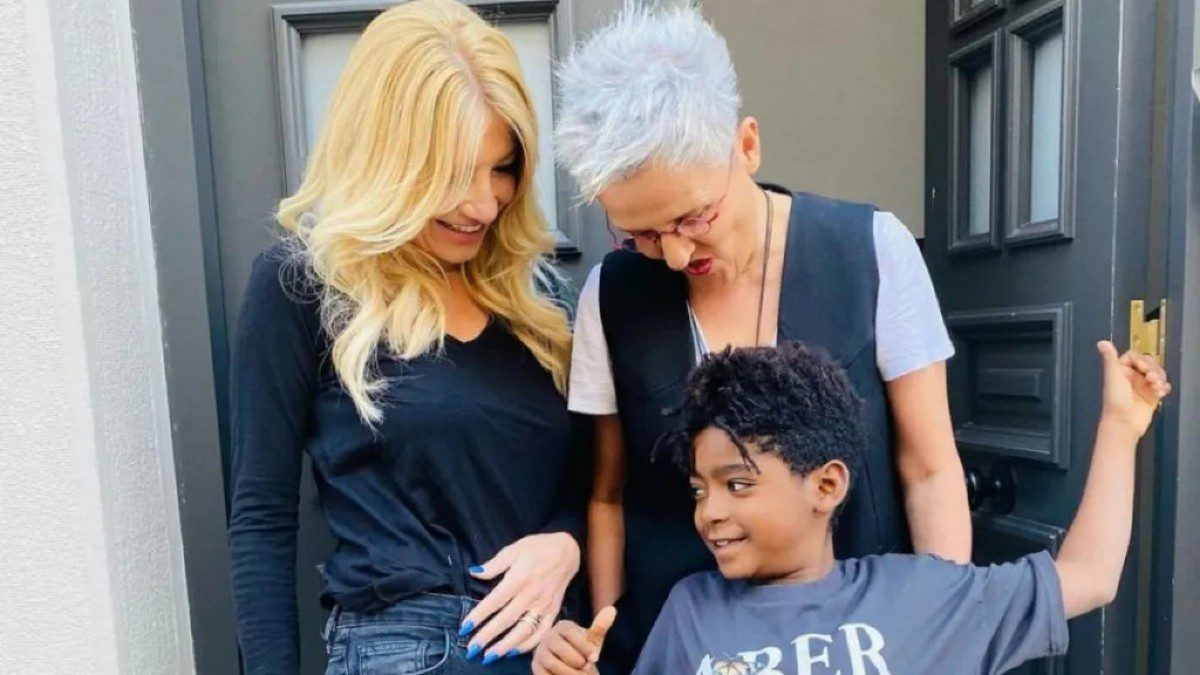 Η Φαίη Σκορδά με την Φωτεινή Παντζιά και το παιδί της